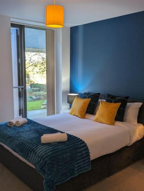 Exclusive Offers l Last-Minute Deal l Remigro Short Lets l 1 Bed Flat l Royal Docks l London City Airport & Excel l 2 Bed Apartment St Albans l Family Friendly l Near Bus Stop l City Centre l Book Tod
